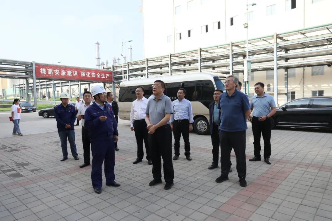自治區副主席白清元來元寶山區調研